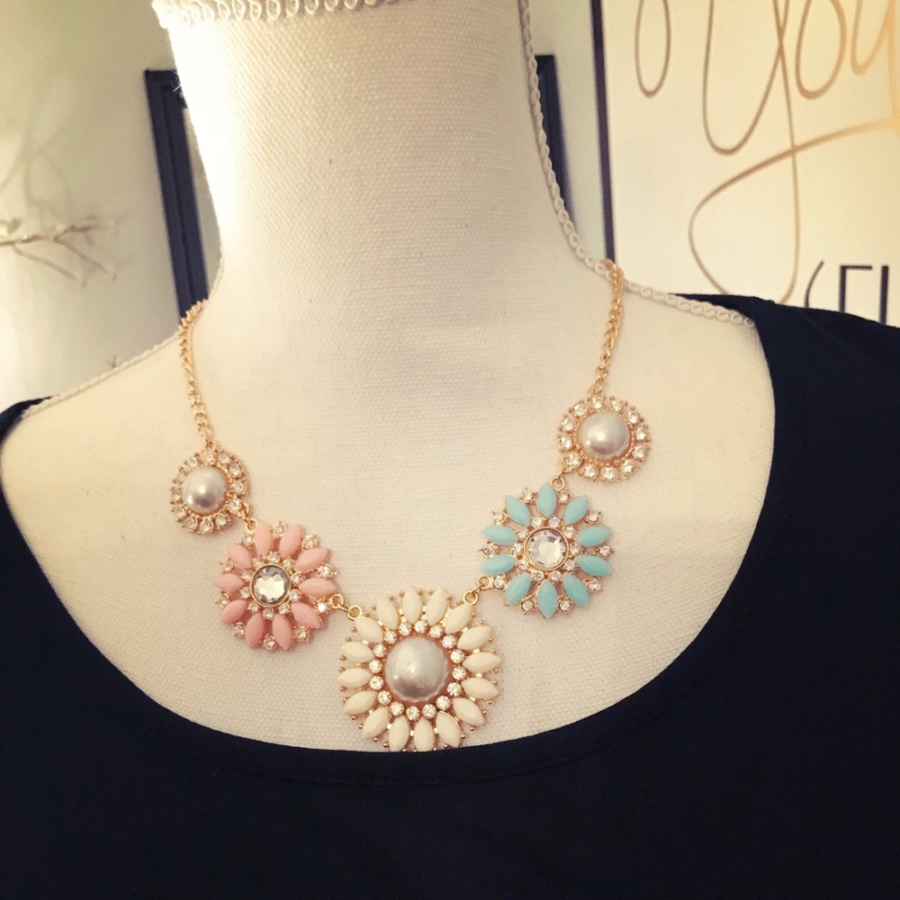 SOLD! 🙌Beautiful statement necklace